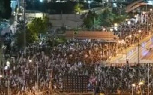 Демонстранты в Тель-Авиве устроили факельное шествие