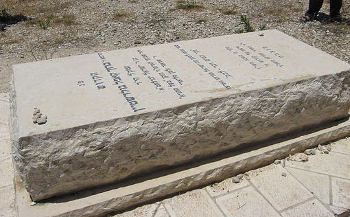 В пожилую еврейку кидали камнями у могилы Баруха Гольдштейна