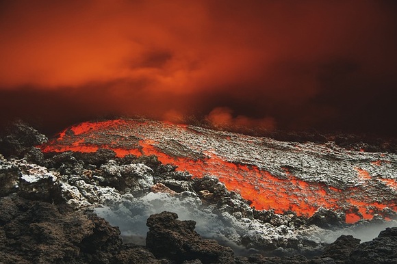На Гавайях начал извергаться крупнейший в мире действующий вулкан Мауна-Лоа