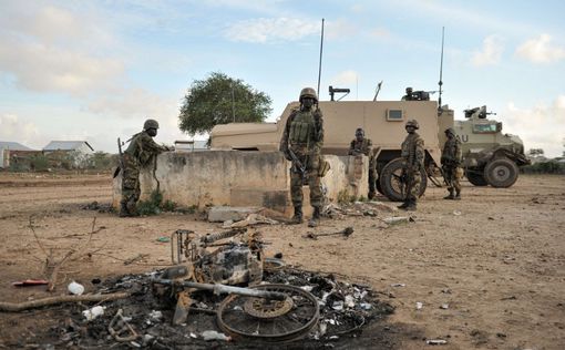 Сомали: авто со смертником врезалось в конвой
