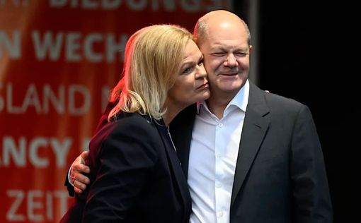 Шольц не захотел целовать главу МВД на предвыборном митинге. Видео | Фото: BILD
