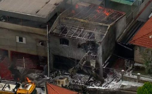 В Бразилии самолет упал на жилые дома, есть жертвы
