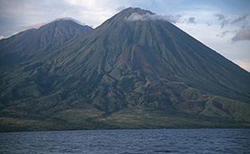 Из-за извержения вулкана в Индонезии отменены авиарейсы