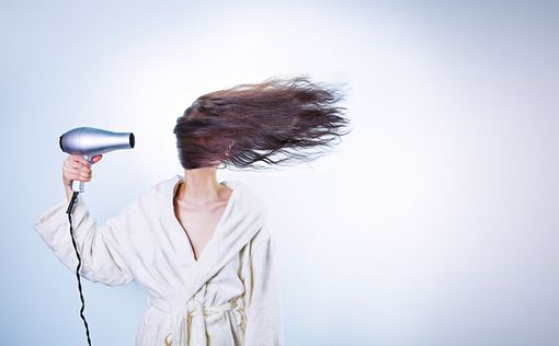 Вредит почкам: в Израиле запретили средство для выпрямления волос