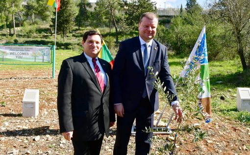 Премьер-министр Литвы посадил дерево в Иерусалиме