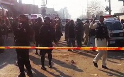 Мощные взрывы прогремели у здания суда в Пакистане