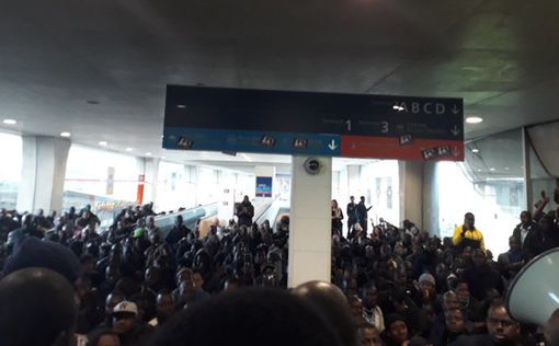 Толпа мигрантов парализовала крупнейший аэропорт Франции