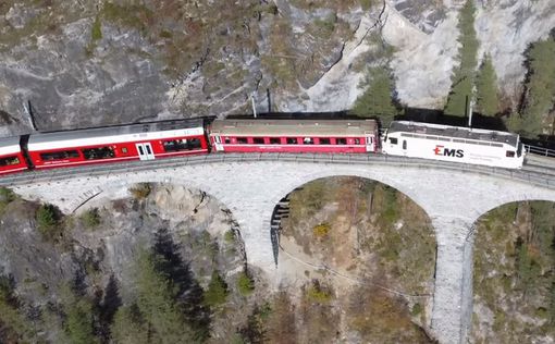 Швейцарцы запустили самый длинный пассажирский поезд в мире