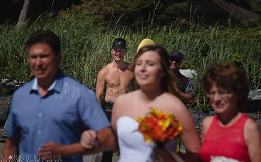 Молодожены сняли свадебное фото с полуголым премьером Канады