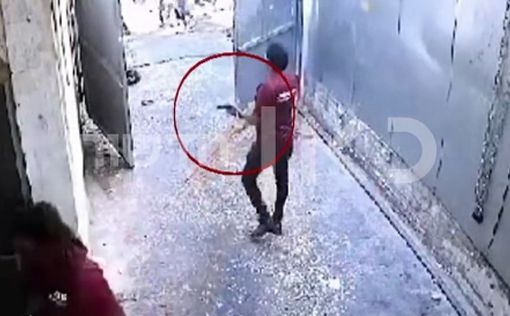 Видео: вооруженный пистолетом эритреец во время погромов в Тель-Авиве