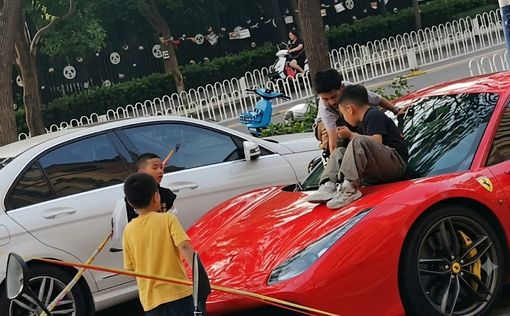 В Китае дети повредили суперкар Ferrari владельца за полмиллиона долларов | Фото: © Фото: скрин с видео @adityaoffg