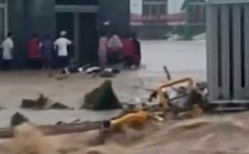 Мощное наводнение в Китае: 100 000 человек покинули свои дома