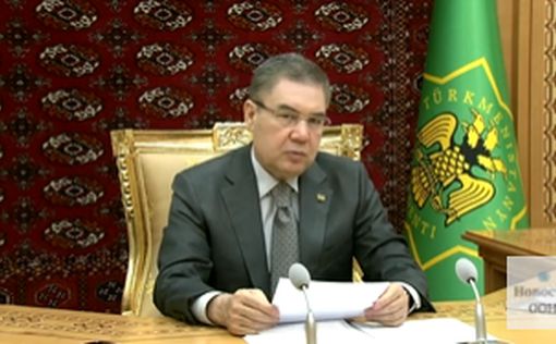 В Туркменистане чиновников обязали обрить головы