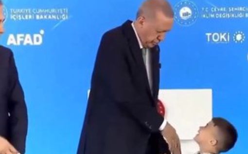 Эрдоган дал пощечину мальчику, который не захотел целовать его руку