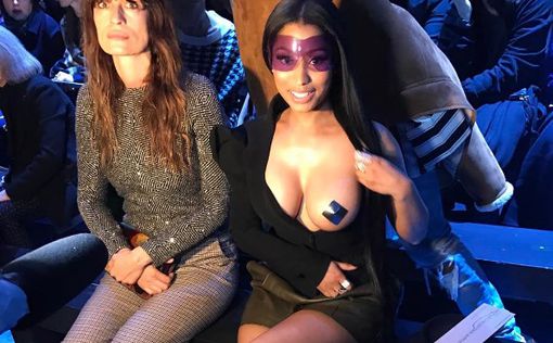 Неделя моды в Париже: Ники Минаж пришла с обнаженной грудью