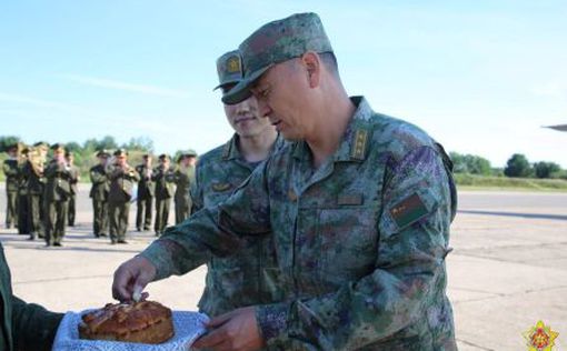 У Лукашенко встречают хлебом-солью уже китайских военных
