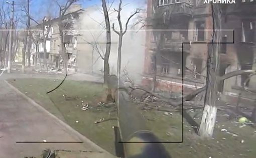 Видео: российский танк расстреливает дома в Мариуполе