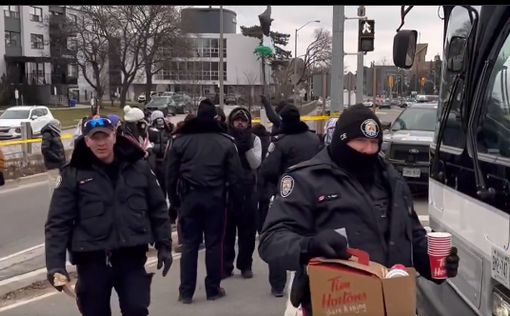 Видео: канадская полиция подает кофе пропалестинским демонстрантам