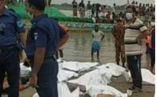 Катер столкнулся с баржей в Бангладеш