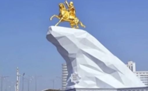 Президенту Туркмении воздвигли золотой памятник