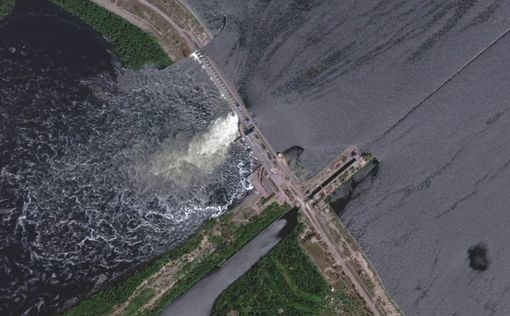 По Днепру течет 150 тонн мазута из машинного зала Каховской ГЭС