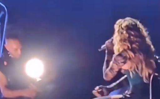 Мадонну уронили на сцене прямо во время концерта