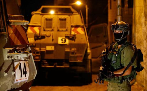 Мятеж в Калькилии: палестинец забрался на машину ЦАХАЛа