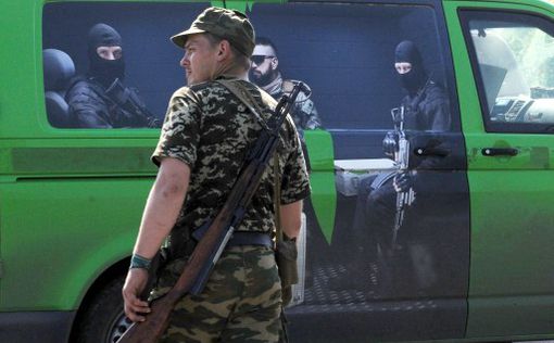 Грузовики с боевиками прорвались в Луганск из России