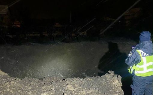 РФ ударила по Киеву баллистикой: обломки ракет упали на жилой дом, есть раненые