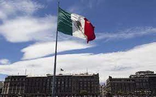 Протестующие ворвались в президентский дворец в Мексике