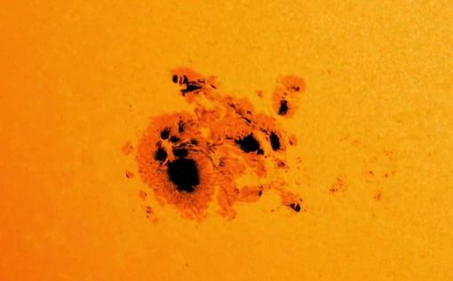 NASA: на Солнце зафиксировано гигантское черное пятно